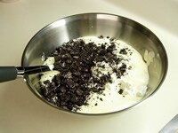 4のボウルに泡立てた生クリームとチョコクッキーを加え、へらでさっくりとで混ぜ合わせます。<br />