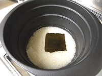 米は洗いざるに上げ、水気を切ります。お釜に洗った米、水、出し昆布を入れ30分～1時間くらい漬けておきます。出し昆布を取り出し、強火で火にかけ沸騰したら弱火にして10分ほど炊きます。10分ほど蒸らし飯台にご飯を移します。うちわで扇ぎながら合わせ酢と混ぜ、酢飯を作ります。<br />
