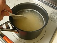 米を加え、沸騰するまでゆっくり混ぜ合わせます。<br />