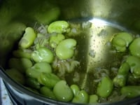 厚底の鍋に、オリーブオイル、みじん切りにしたタマネギ、ニンニクを入れ、中火で軽く炒め、タマネギがしんなりしたら1のそら豆を入れる。
