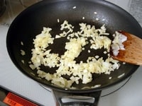 フライパンを熱しバターを入れ、みじん切りの玉ねぎ、ニンニクをしんなりするまで炒めます。
