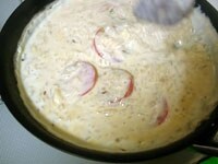 ご飯に豆乳スープが絡まったら塩、コショウで味をととのえます。