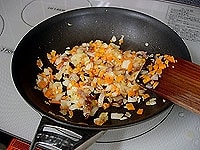 まず、ブラウンソースから作ります。鍋を中火にかけ、細切りのベーコンを炒め、みじん切りした玉ねぎ、人参をしんなりするまでよく炒めます。<br />