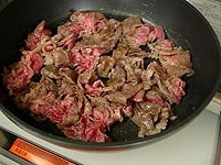 薄切り牛肉に塩、コショウを振り、小麦粉（分量外）をまぶします。フライパンでバターを熱し、牛肉が色づく程度に炒めたら一度取り出します。<br />