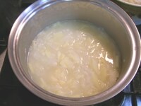 1に水気を切ったじゃがいもを加え、軽く炒めます。水を加え、沸騰したら固形スープの素を加え、弱火で15分ほど煮込みます。（※ここがポイント！）アクが出てくるので丁寧にすくい取ります。<br />
<br />