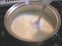 牛乳を加え、弱火にします。鍋のふちがぷつぷつしてくる沸騰寸前のところで火を止め、塩・こしょうで味を調整します。<br />
<br />
バーミックスでスープと具材をすりつぶし、混ぜます。（バーミックスはハンディタイプの小型ミキサーです。ない場合は、スープを火傷しない程度に冷ましてから、フードプロセッサーかミキサーですりつぶしてください。）※刃の部分にはミンサーをつけてすりつぶし、混ぜています。<br />