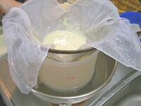 スープの粗熱が取れたら、ガーゼなどを用いて、3ですりつぶしたスープを濾します。濾したら冷蔵庫で冷やしましょう。<br />
<br />