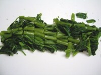 ゆでた空芯菜をざるにあけ、冷水で冷やします。空芯菜の水気をよく絞り、2cm幅にきります。