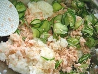 酢飯に3のほぐし鮭、4のきゅうりと生姜、白ごまを加え、よく混ぜます。お皿に盛り付け、仕上げにしそをのせて、できあがりです。<br />