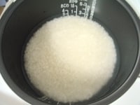 米を洗い、炊飯器に分量の水を入れ、置いておきます。新米はみずみずしいので、水の分量を気持ち少なめにしてもよいでしょう。<br />