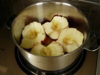 切ったリンゴをできるだけ形を崩さないように、きっちりと詰め蓋をして弱火で20分ほど蒸し焼きにします。<br />
&nbsp;