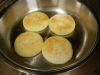 フライパンにバター小さじ1を熱し丸く抜いた食パンを両面こんがりと焼きます。（お好みで熱いうちにメーフルシロップを塗るとしっとりします）