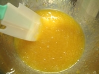 小麦粉、ベーキングパウダー、シナモンパウダーをふるっておきます。<br />
ボールに卵を溶き、砂糖を加え、泡が立たないようにゴムベラで混ぜます。