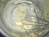 ボールにバターとグラニュー糖を入れ、白っぽいクリーム状になるまで、泡立て器ですり混ぜます。<br />