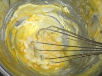 2に溶き卵を少しずつ加え、そのつど泡だて器で混ぜ合わせます。<br />
つぶしたバナナを加え、ゴムベラでよく混ぜます。<br />