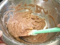 ふるった粉類を3に加え、ゴムベラでさっくりと混ぜ合わせます。<br />
牛乳を加え、さらに混ぜ合わせます。<br />