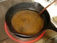 フライパンにサラダ油を熱しクミンを加え香りをつけます。<br />
<br />