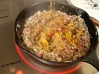 ミンチ肉をパラパラになるように炒めたらターメリック、コリアンダー、赤唐辛子を加えて良く炒めます。<br />
<br />