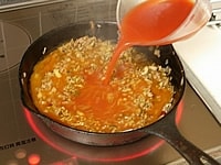 トマトジュースと水、大さじ1のガラムマサラ、塩小さじ1/2を加え中火で10分程煮ます。<br />
<br />