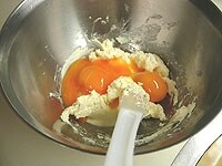 小さなボウルに、刻んだチョコレートとサラダ油を入れ湯煎します。15cmの丸型の底と側面に薄くバター（分量外）を塗ります。オーブンを180度に余熱します。<br />
<br />
ボウルに柔らかくなったクリームチーズ、無塩バターを良く練り合わせます。卵黄、砂糖40gを加えます。<br />
<br />
<br />
