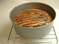 天板に湯をはり、ケーキ型がすっぽりと入る深皿（ケーキ型に湯が入らないように）に入れ180度に予熱したオーブンで約40～50分ほど焼きます。<br />