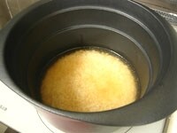 米は具を煮る前に洗い、ざるに上げ水気を切ります。米を土鍋に入れ、2の煮汁を2カップになるように、だし(分量外）や水で調整して加え、15分ほど漬けておきます。