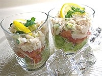 グラスにレタス、水菜を、その上にトマト、そして4をのせます。レモンの輪切りとミント葉を飾ります。<br />