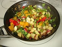 蒸し煮が終わったら鶏のロール焼きは、お皿に取り出します。フライパンの野菜は、軽く塩コショウをして味をととのえ、お皿に取り出します。<br />