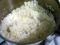 1に洗った米を入れ、合わせ炒める。<br />