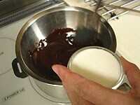 次に牛乳、グラニュー糖を加え、へらでなめらかになるように混ぜ合わせます。