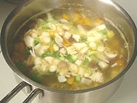 鍋に水と塩を入れ、1cm角に切った野菜類を少し固めに茹でてザルにあげます。しっかり水気を切っておきます。<br />