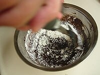 湯せんからボウルをはずし、振るった粉を何回かに分けて加え、へらで大きく円を描くように混ぜ合わせます。