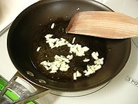 はじめに香味野菜を、フライパンでじっくり炒めます。オリーブオイル大さじ1とにんにくを入れ、中弱火で炒め香りが出てきたら、玉ねぎ、にんじん、セロリを加えます。<br />