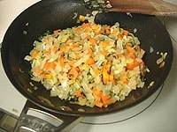 香味野菜の甘みを出すように15分ほどじっくりと炒めます。炒めながら、次の鶏肉の準備をします。<br />