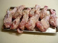 鶏肉の両面に塩、黒こしょうをふりかけ、薄力粉を全体に薄くまぶします。<br />
