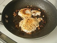 豚ロース薄切りは両面に、塩、コショウを振りかけます。フライパンにニンニクのみじん切りとオリーブオイルを熱し、香りが出てきたら豚肉を入れ、しっかりと両面に焼き色をつけ中まで火を通してから取り出し、キッチンペーパーで余分な脂を取ります。<br />
<br />