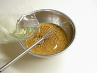 ボウルに粒マスタード、醤油、アンチョビ、米酢を入れ、よく混ぜ合わせます。次にサラダオイルを一気に加えすばやく混ぜあわせます。塩コショウで味を調えてソースのできあがりです。（ビンに材料を入れ蓋をし、よく振って混ぜ合わせると簡単です）<br />
<br />