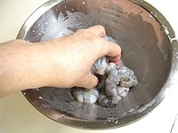 エビは殻をむき、分量外の塩と片栗粉(適量)を振りかけ、手でよくもみます。水で洗い流し水気をふき取り、背に切り込みを入れます。<br />