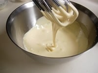 ボウルに卵黄を入れハンドミキサーで溶きほぐし、湯せんにかけます。グラニュー糖を3回くらいに分けて加え混ぜ合わせ、砂糖が溶けたら湯せんから外し、全体にクリーミでもったりした状態までしっかり混ぜ合わせます。（約8分くらい）<br />
&nbsp;