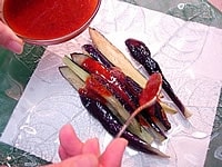 ナスは縦に４等分に切り水につけアクをとります。天ぷら油を180度に熱し水気を拭いたナスを揚げていきます。しっかりと油を切ってお皿にナスを飾り熱いうちにタレをかけていきます。<br />
<br />