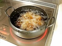 180度に温めた天ぷら油で新ジャガイモをこんがりと空揚げします。大きさにもよりますが約６分くらいで中まで火が通ります。<br />