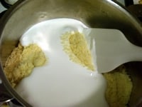 厚底鍋にアーモンドプードルと塩を入れ、1を入れてゴムベラで混ぜ合わせる。