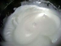 卵黄と卵白を別にし、卵白は塩ひとつまみとともにツノが立つまで泡立てておく。<br />