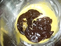 卵黄に残りの粉糖30gを加えて良く混ぜ、4のチョコレートにあわせる。<br />