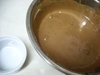 5のチョコレートに卵白を泡が消えない様に混ぜ合わせ、最後に生クリームをあわせて、スプーンでココット型に入れ、冷蔵庫で冷固める。<br />