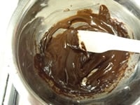 ガナッシュクリームを作る。刻んだチョコレート生クリームをボウルに入れ、湯せんにかけて溶かす。<br />