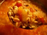 鍋にスペルト小麦を入れ、塩をふたつまみ程入れ、弱火で20分程茹でて、皿に盛り、残りのイタリアンパセリをふり、エクストラバージンオリーブオイルをまわしかける。