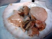 帆立貝は殻から外して掃除し、食べやすいよう貝柱、肝、ヒモをほどく。ヒモは小さめに切り、肝は2つに切る。ミニトマトは4等分の櫛切りにする。