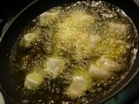180℃に熱したオリーブオイルで揚げる。