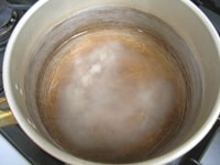 小鍋に分量の水を入れ、粉寒天をまんべんなくふるい入れます。<br />
弱火にかけて、寒天をよく溶かしたら、砂糖を加え、溶かします。<br />